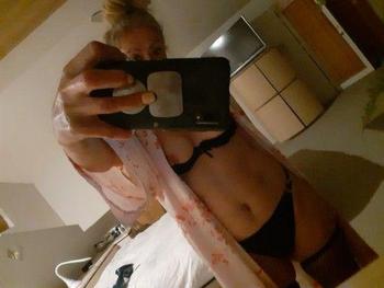 Evie, 56  female escort, Akron