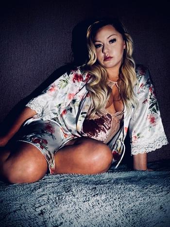 Lina, 26  female escort, Akron