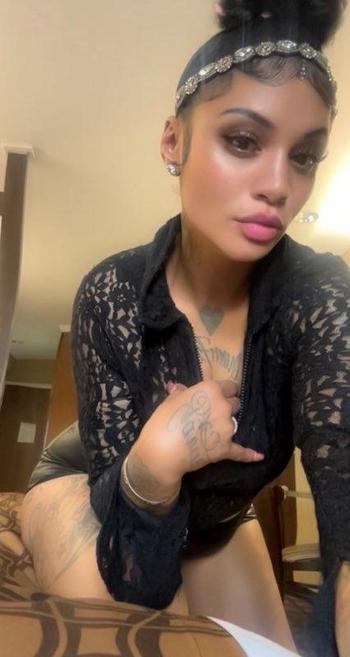 Layla, 23  female escort, Akron