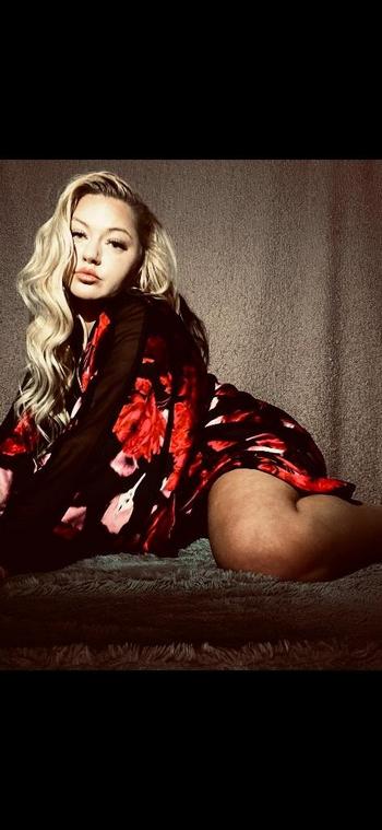 Lina, 25  female escort, Akron