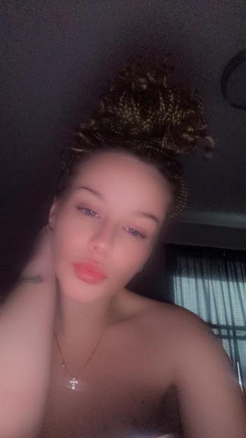 Courtney Love, 34  female escort, Akron