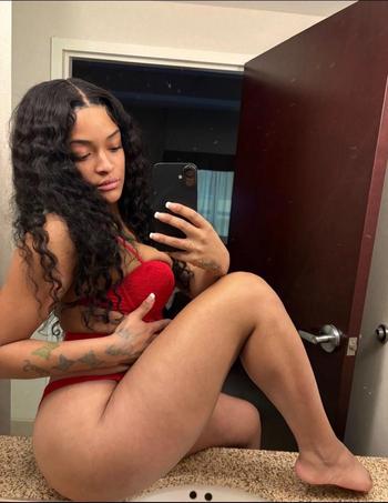 Amina, 23  female escort, Akron